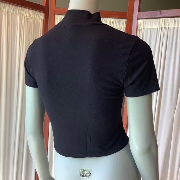 Forever 21 Women’s Black Cropped Knit Top Mock Neck Short Sleeve Size M - Picture 4 of 6